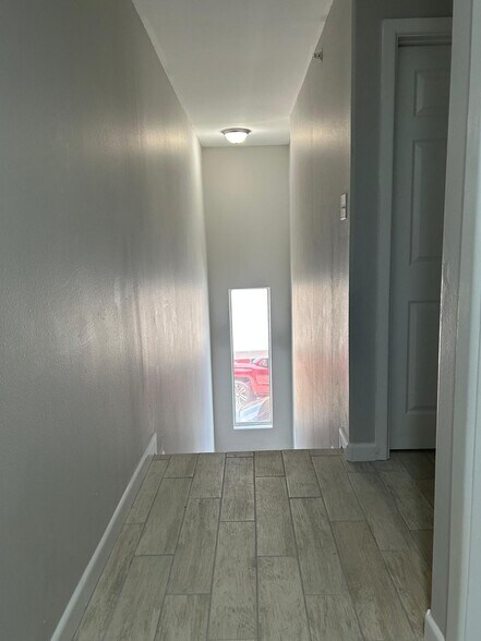 Building Photo - 1605 Omni
