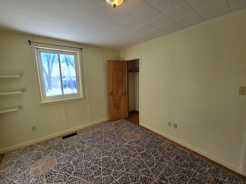 Bedroom SE - 836 Oak Hill Rd