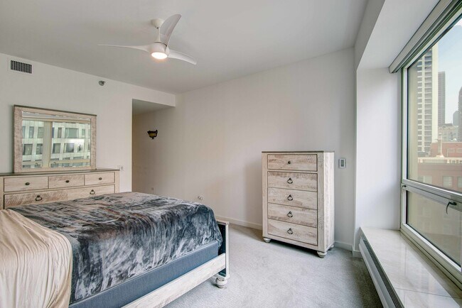 Building Photo - 57 E Delaware Pl