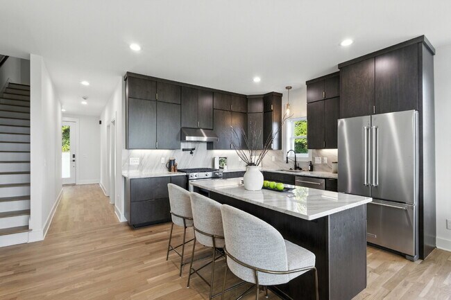 Building Photo - "Spacious 4-Bed, 4-Bath Gem in Nashville -...