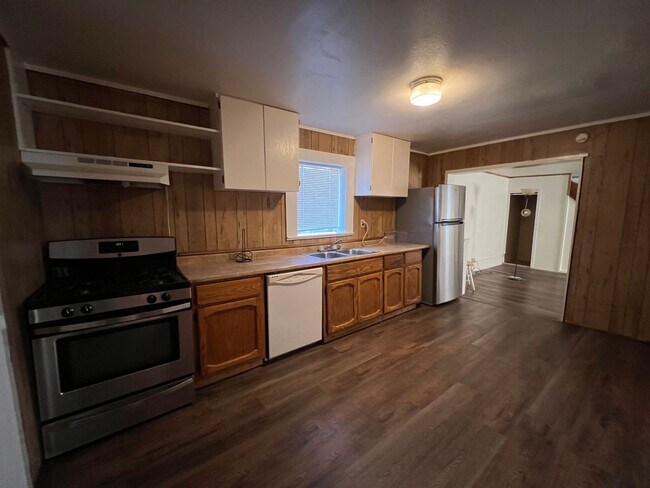 Building Photo - Cozy 3 Bed/1 Bath, With a White Picket Fence