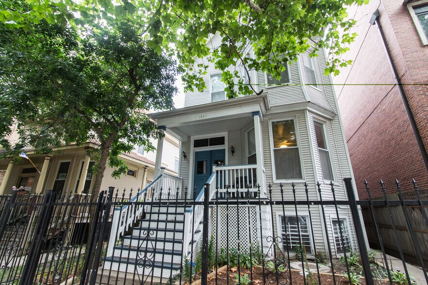 Building Photo - 1832 W Addison St