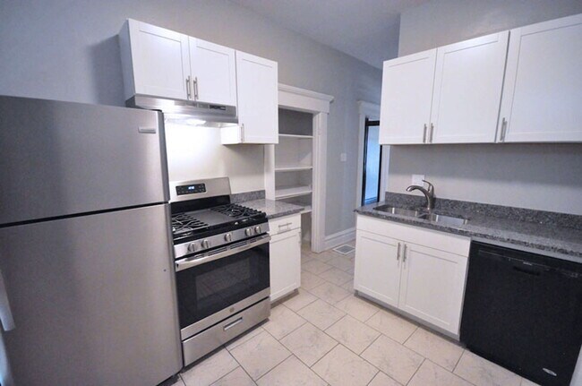 Building Photo - 131 W 8th Ave