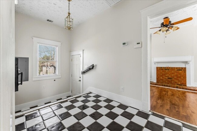 Building Photo - Cozy 1-Bedroom Apartment in Midtown – $1,200/month