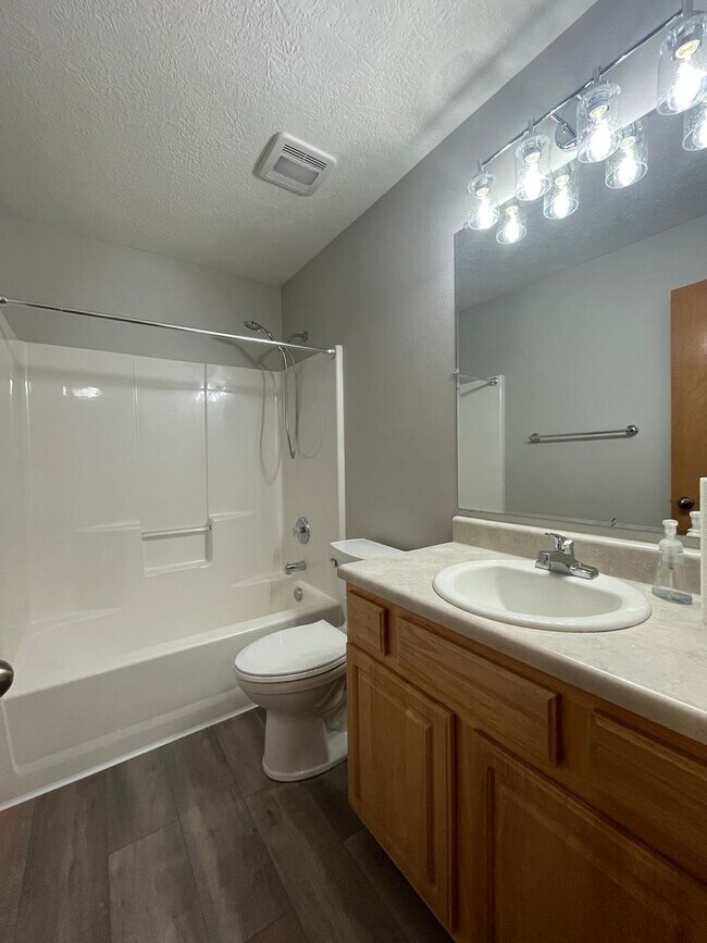 Building Photo - Executive Rental Nestled in Mulberry Ridge Ozark