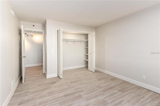 Building Photo - 736 Island Way