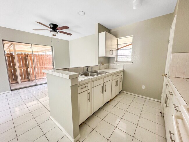Building Photo - "Charming 2-Bed, 2-Bath Retreat in McAllen's Heart – 1,212 Sq Ft of Comfort!"
