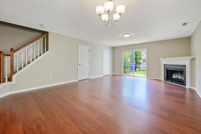 Building Photo - End Unit Townhome in Great Location!