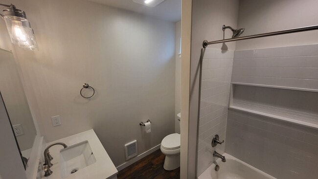 Building Photo - 1460 NW Newport Ave