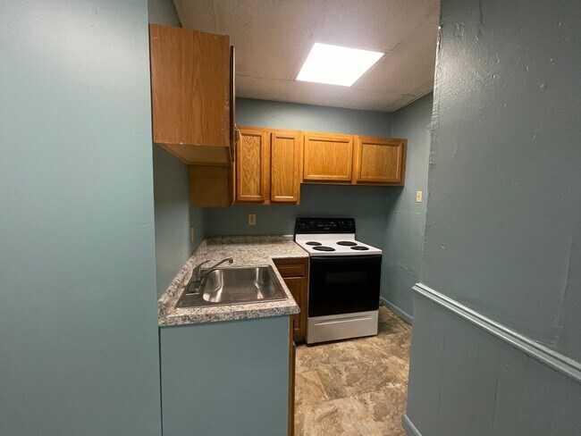 Building Photo - Available NOW! 1st Floor  2 Bed 1 Bath Apa...