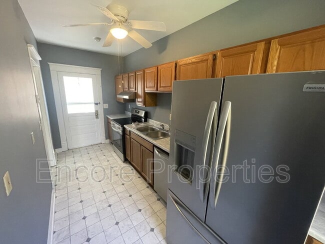 Building Photo - 610 Parks St