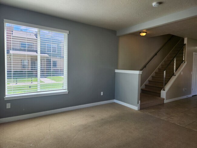 Building Photo - End Unit Townhome Available for Rent July 1st