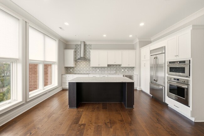 Building Photo - 6600 Seminary Woods Pl