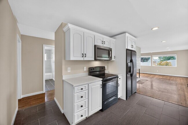 Building Photo - Top floor Duplex in Kent.  4 beds 2 bath with Very large fenced yard and 2 car garage. RENT $3050...
