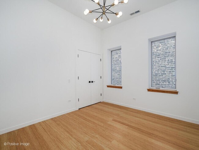 Building Photo - 842 N Wolcott Ave