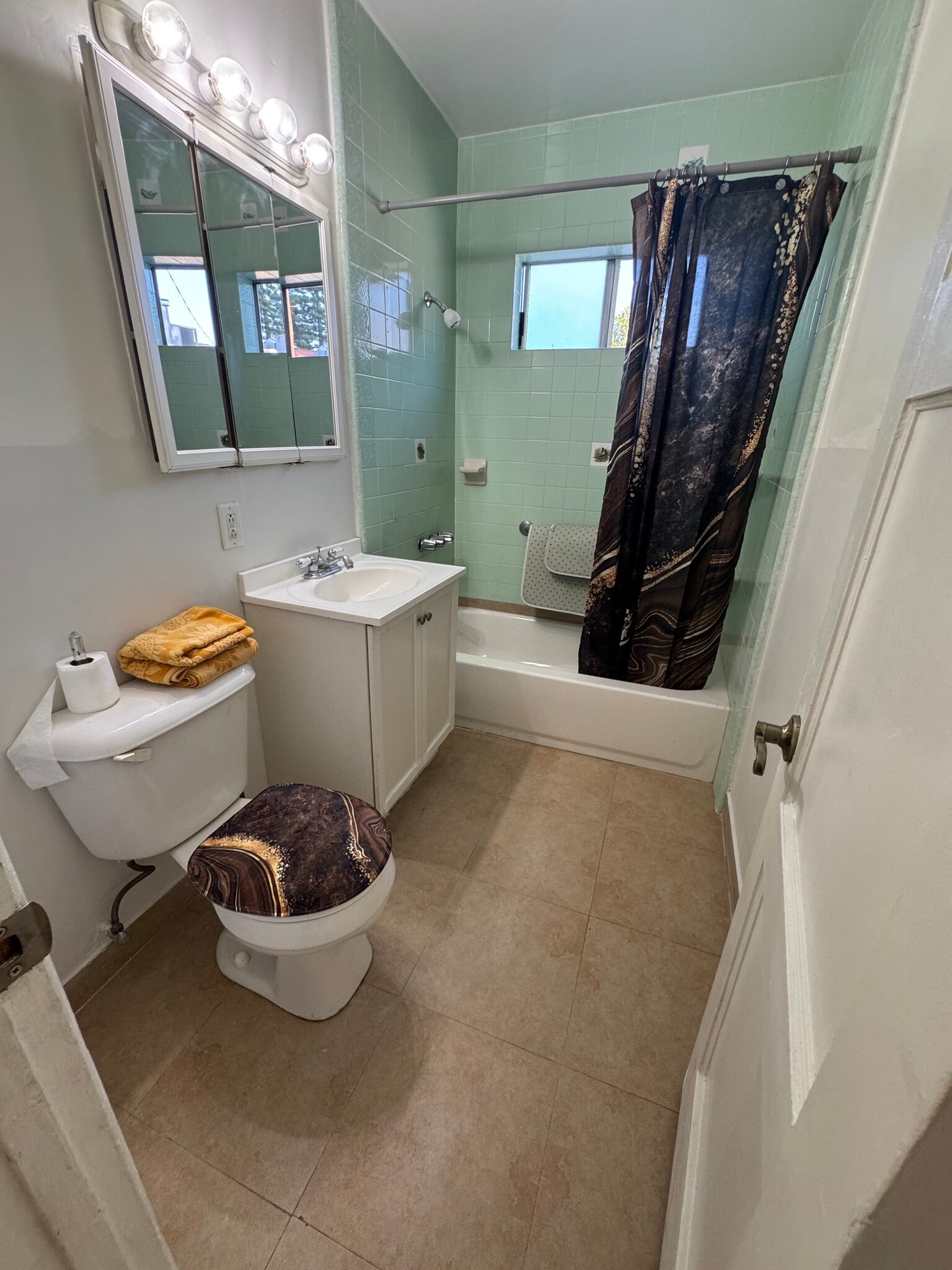 Building Photo - 8420 Rincon Ave