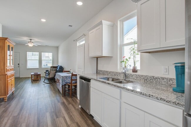 Building Photo - 576 Polaris Wy