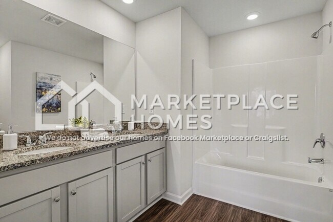 Building Photo - 425 Oakwood Dr NW