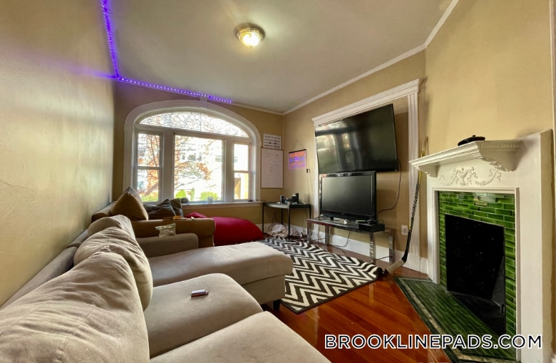 Building Photo - 10 Strathmore Rd