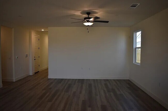 Building Photo - 712 Stephanie Dr