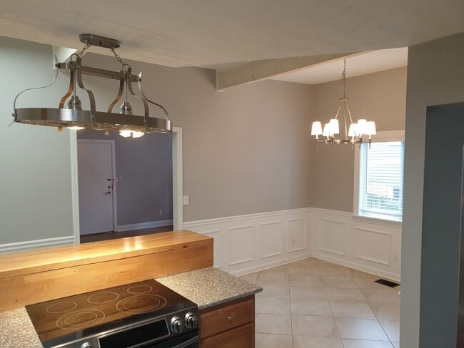 Building Photo - Calling all dog lovers! 1 Bedroom Condo in...