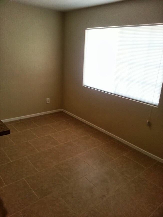 Building Photo - Charming 3 Bedroom 2 Bathroom Home!!