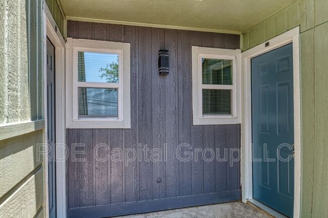 Building Photo - 8009 W Elizabeth Ln