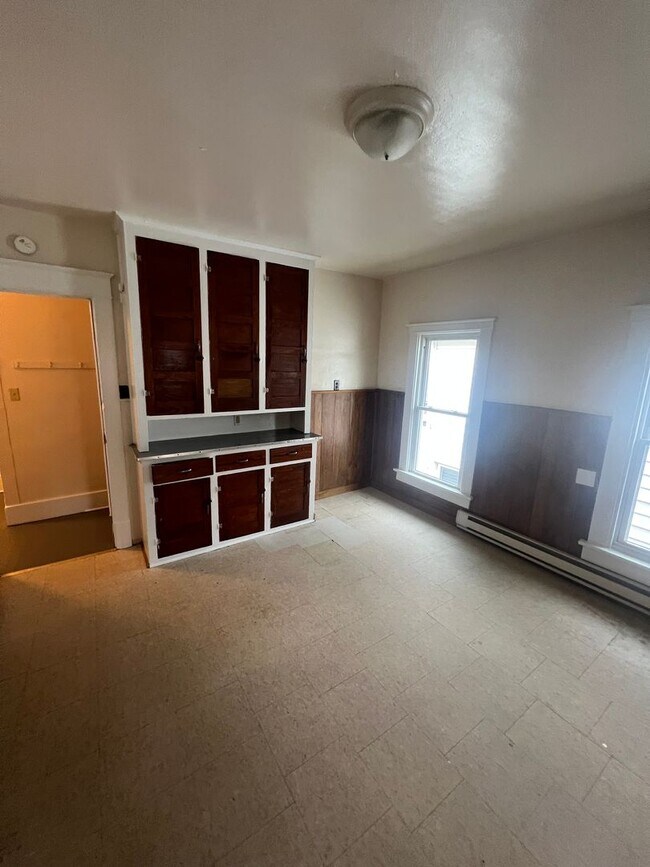 Building Photo - 820 Hess Ave