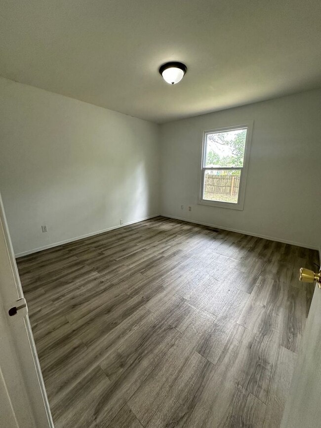 Building Photo - Available Now 3 bedroom 1.5 bathroom 1 car garage!