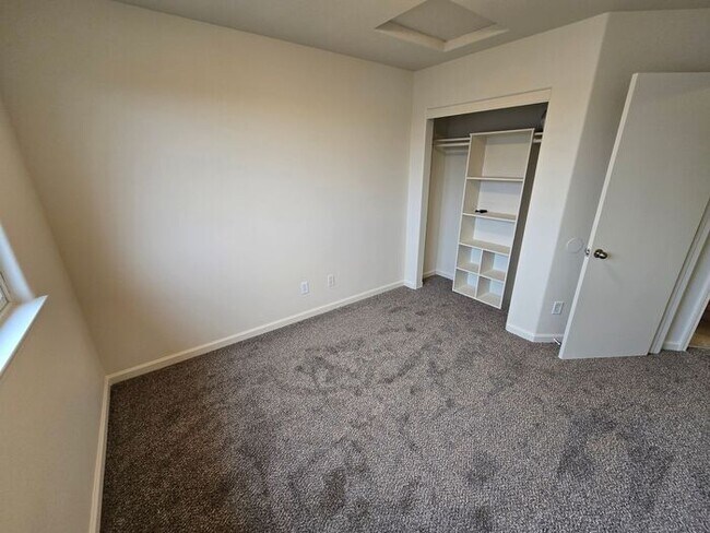 Building Photo - Updated 3-Bedroom Townhome in Dayton
