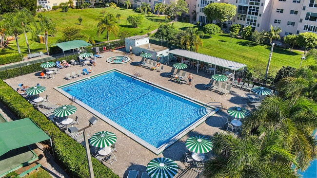 Building Photo - 2515 NE 2nd Ct