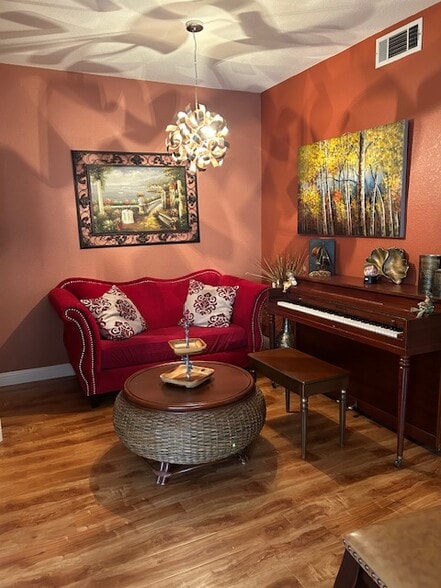 Building Photo - 1020 S San Marino Way