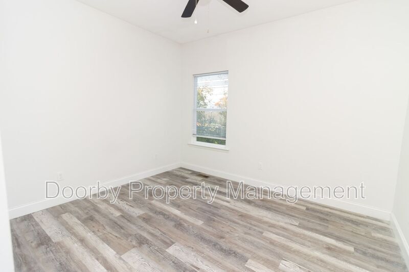 Building Photo - 1213 N Chamberlain Ave