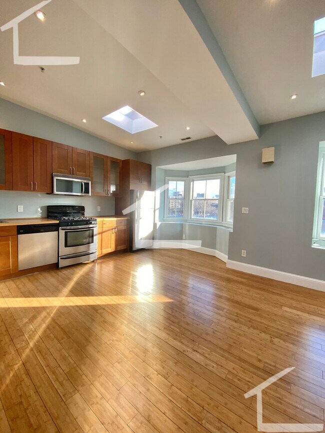 Building Photo - Private Roof Deck, Central Heat/AC, In-Unit Washer and Dryer, Pets Friendly Unit, Luxury Finishes