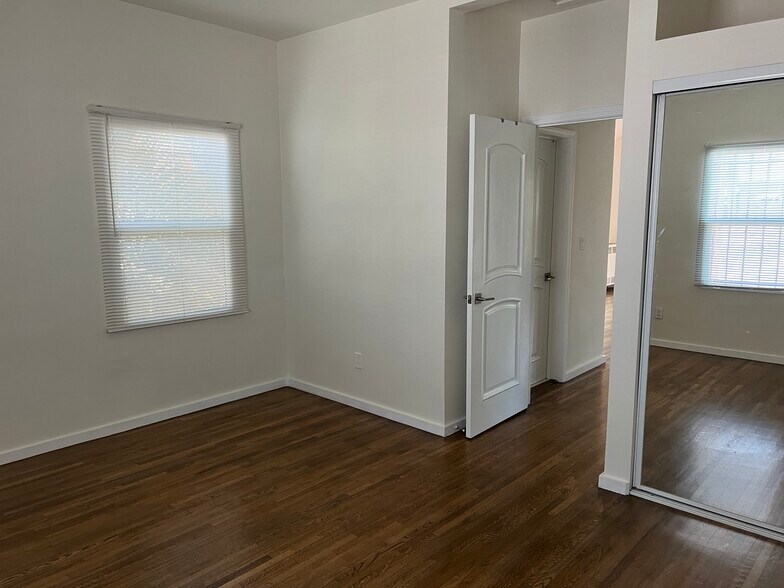 Building Photo - 1049 N Stanley Ave