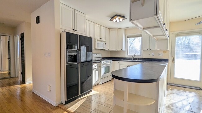 Building Photo - 709 W Kenilworth Ave