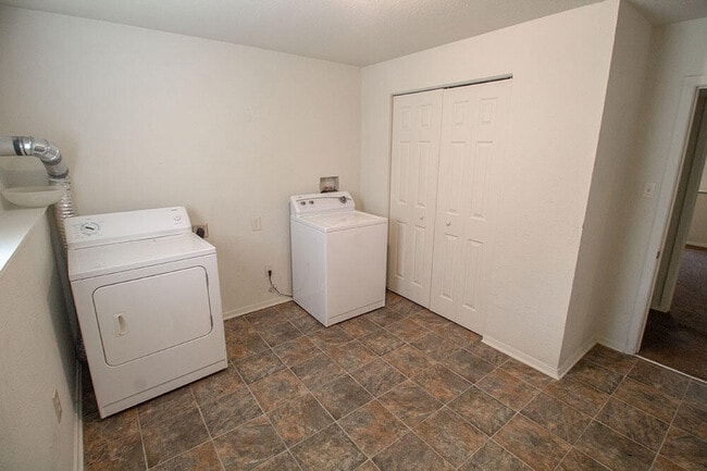 Building Photo - 1013 W Ash St