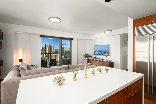 Building Photo - Luxurious 17th-Floor Renaissance Condo with Stunning City Views