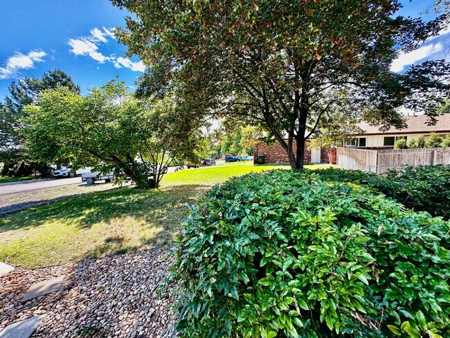 Building Photo - AVAILABLE NOW!! Wonderful 3 bed/2 bath hal...