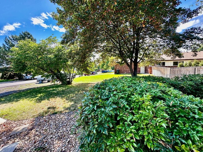 Building Photo - AVAILABLE OCTOBER! Wonderful 3 bed/2 bath ...