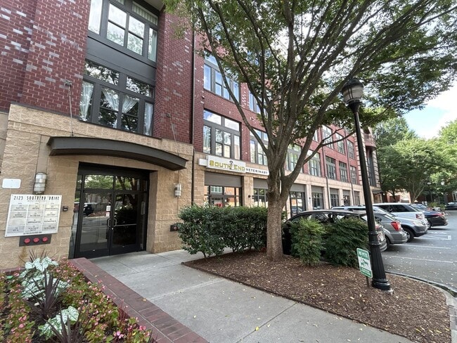 Building Photo - Live on the edge of Dilworth in Charlotte'...