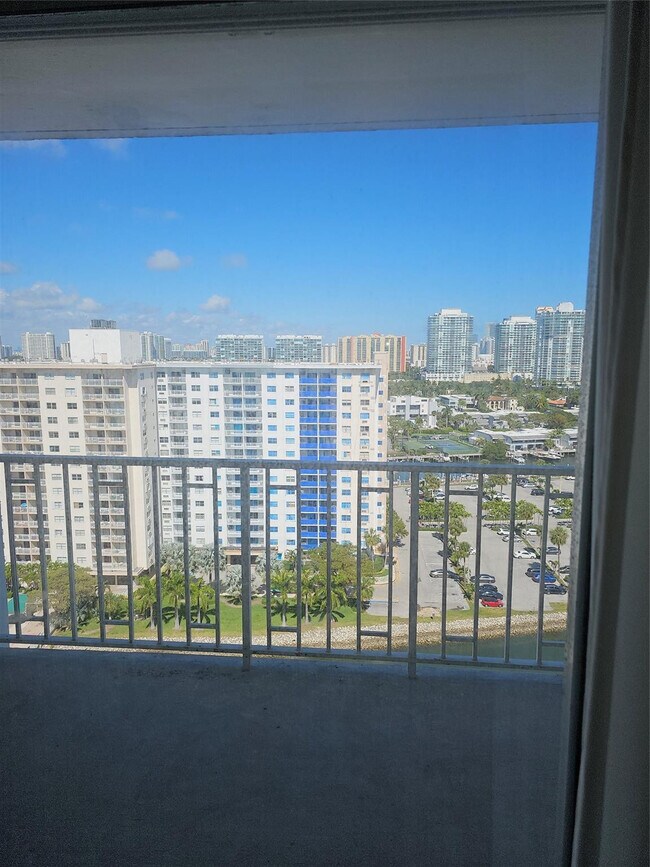 Building Photo - 500 Bayview Dr