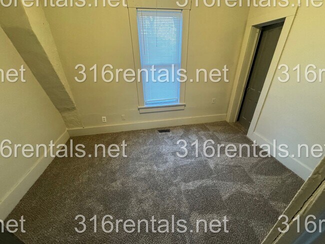 Building Photo - $1095 - 4 bed 2 bath - Single Family Home - NEWLY RENOVATED