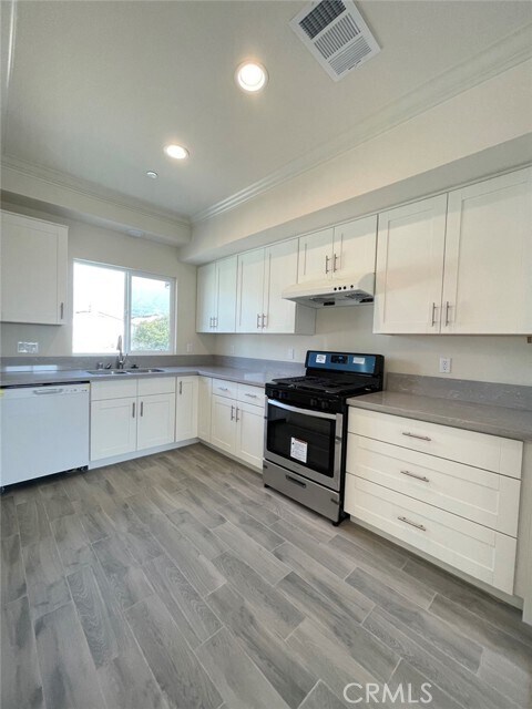 Building Photo - 820 N Soldano Ave