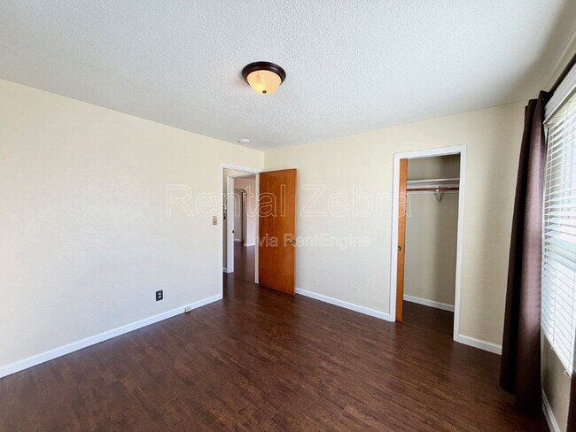 Building Photo - 1421 W 21st St