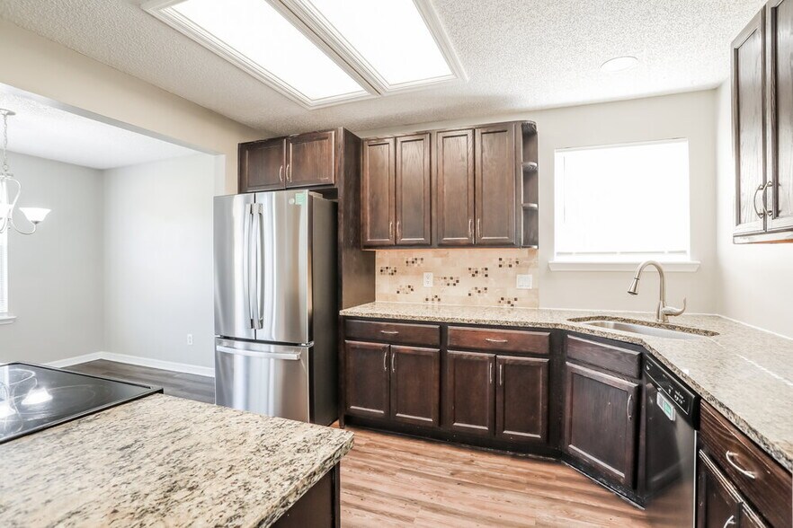 Building Photo - 8465 Rockridge Dr
