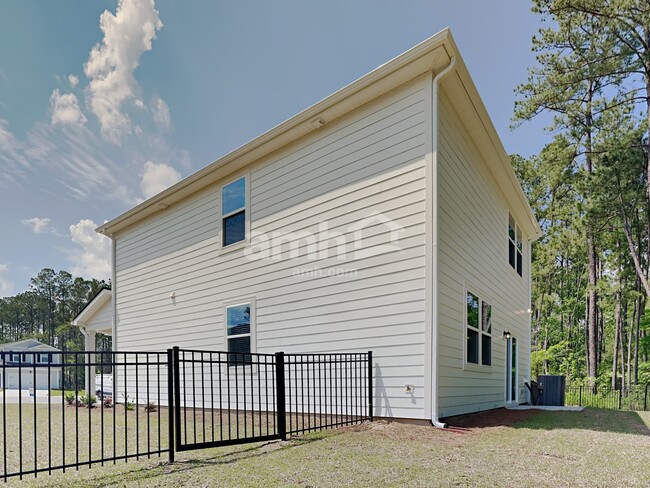 Building Photo - 223 S Live Oak Dr