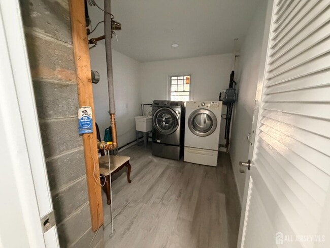 Building Photo - 2460 Woodbridge Ave