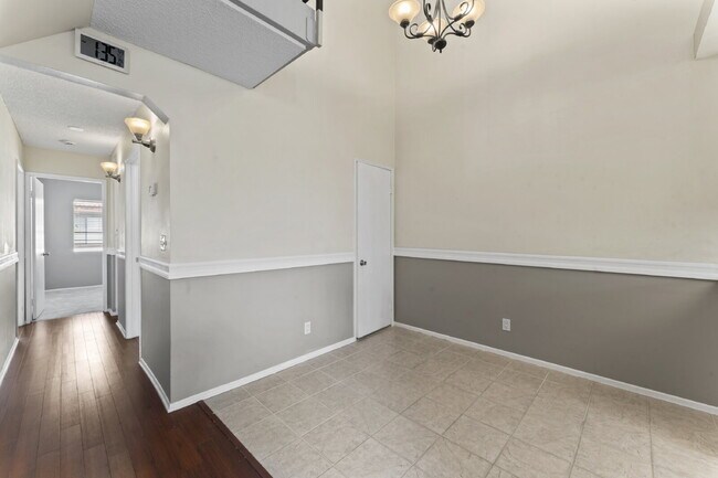 Building Photo - "Charming 2-Bed, 2-Bath Condo Retreat in S...