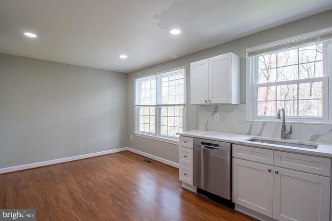 Building Photo - 9709 Lakepointe Dr